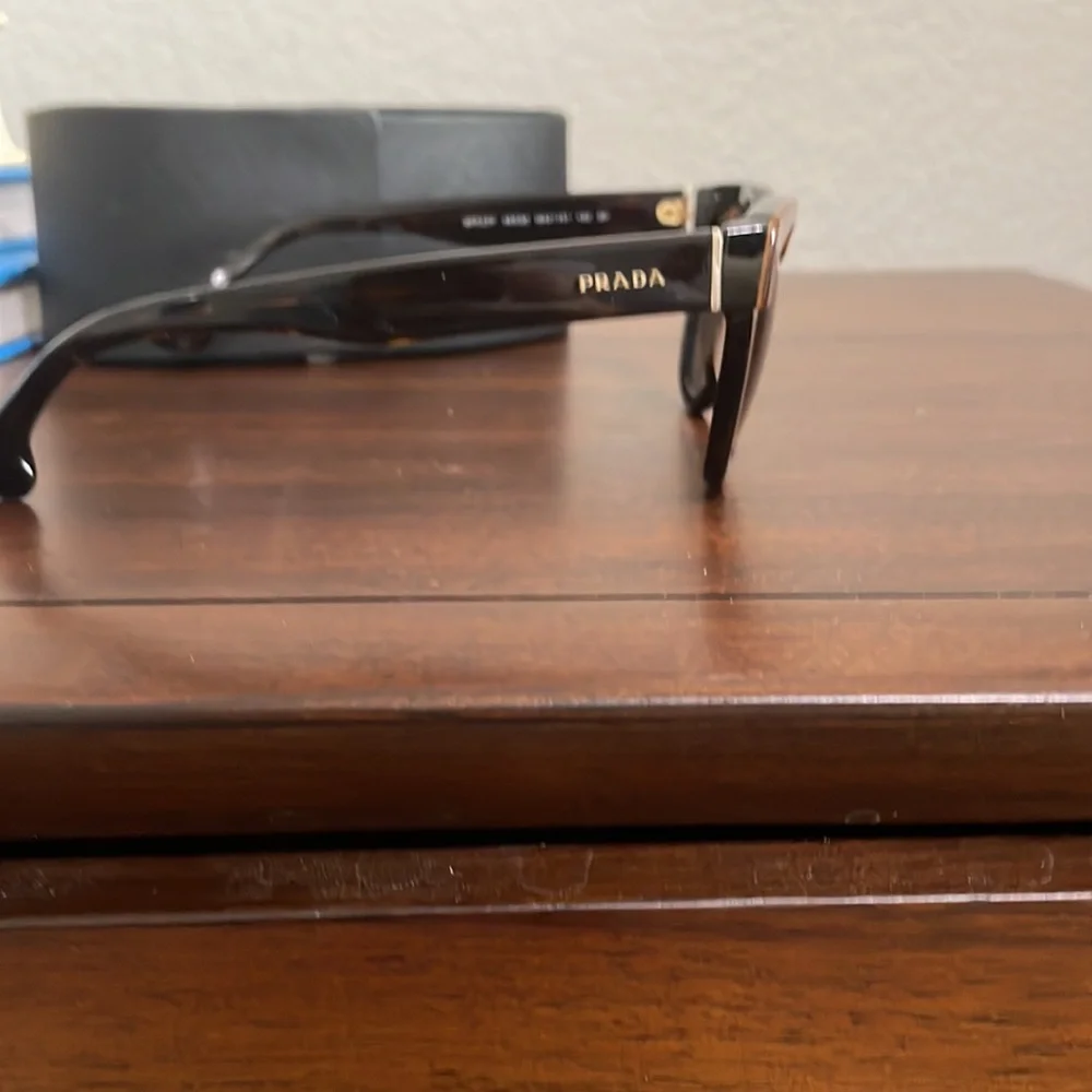 Prada sun glasses - Picture 3 of 4